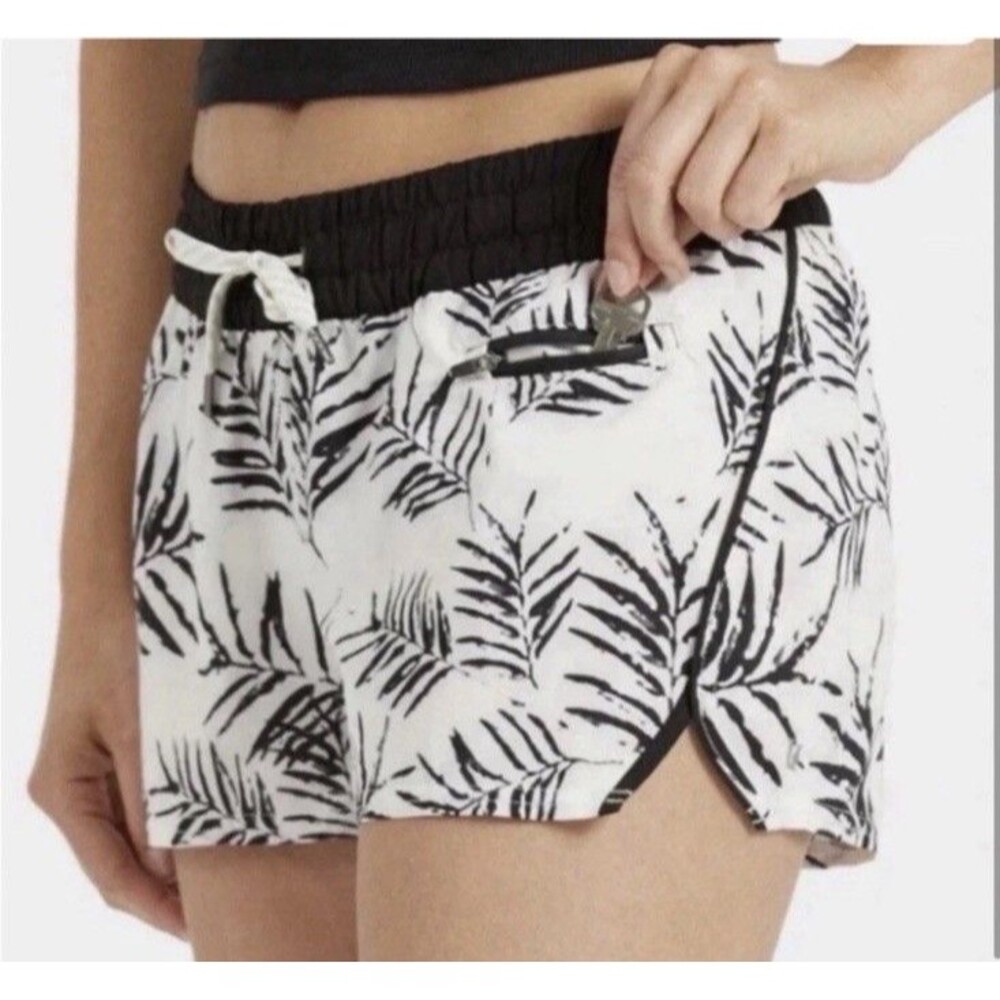 Vuori Clementine 2.0 Shorts 2.5” Womens Large Palm Leaf White Black